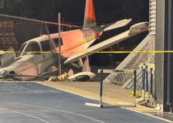 Aeroplan me tre udhëtarë bie në afërsi të një shkolle të mesme në lindje të Torontos.