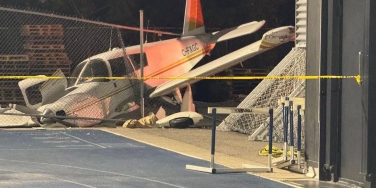 Aeroplan me tre udhëtarë bie në afërsi të një shkolle të mesme në lindje të Torontos.