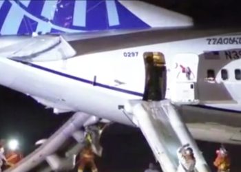 Aeroplani i United Airlines kryen ulje të papritur pas alarmit për zjarr, dy persona të lënduar