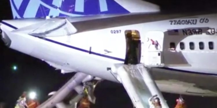 Aeroplani i United Airlines kryen ulje të papritur pas alarmit për zjarr, dy persona të lënduar