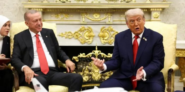 "Ai ka njohuri më të thella për zgjedhjet e manipuluara se kushdo tjetër", batuta dhe ironi në takimin mes Trumpit dhe Erdoganit.