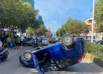 Aksident i rëndë në “21 Dhjetori”, automjeti flipet në rrugë.