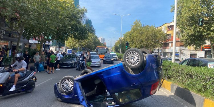 Aksident i rëndë në “21 Dhjetori”, automjeti flipet në rrugë.