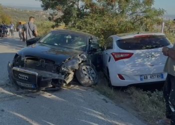 Aksident i rëndë në Fier, tre makina të përfshira. Një i plagosur dërgohet në spital.