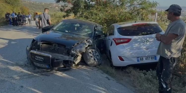 Aksident i rëndë në Fier, tre makina të përfshira. Një i plagosur dërgohet në spital.