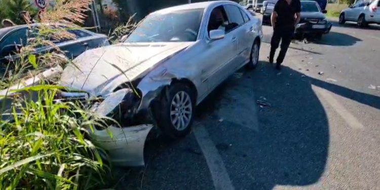 Aksident në Ishull-Lezhë, tre automjete përplasen, dy persona të lënduar