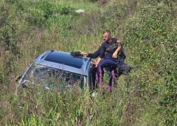 Aksident në Lezhë: Mjeti dërgohet në anën e rrugës, dy gra mbeten të bllokuara brenda, ndihmojnë zjarrfikësit.