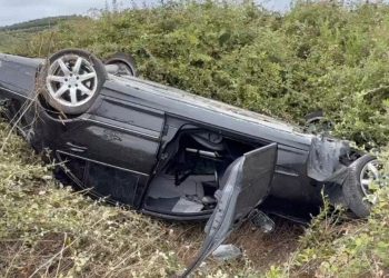 Aksident në Lushnjë-Fier: Benz-i humbet kontrollin dhe përfundon në kanal, tre persona të plagosur