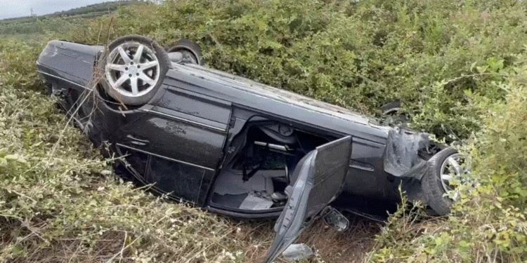 Aksident në Lushnjë-Fier: Benz-i humbet kontrollin dhe përfundon në kanal, tre persona të plagosur