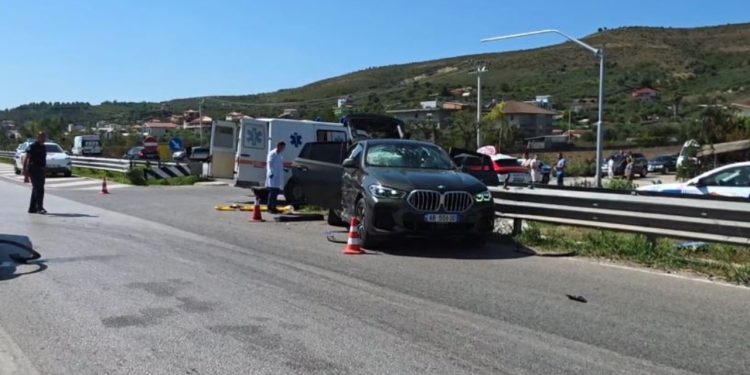 Aksident në autostradën Fier-Lushnjë: Dy makina përplasen, tre persona të lënduar