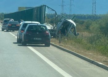 Aksident në autostradën Fier-Vlorë, automjeti përmbyset në rrugë.