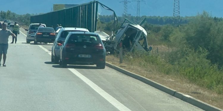 Aksident në autostradën Fier-Vlorë, automjeti përmbyset në rrugë.