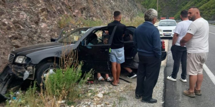 Aksident në rrugën Qafë e Buallit-Klos, dy persona të lënduar