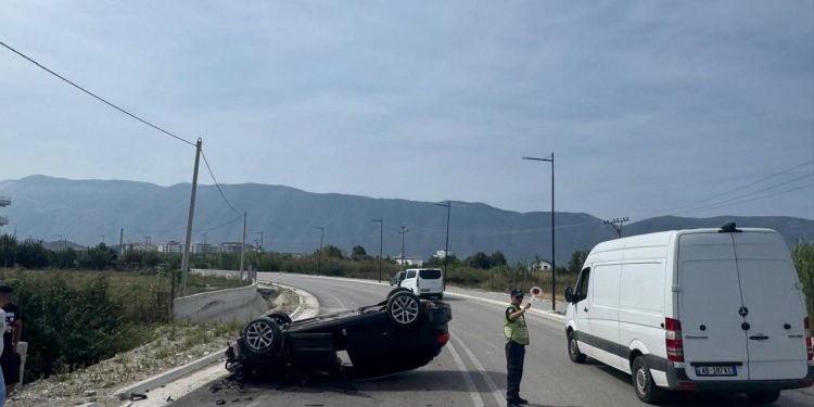 Aksident te Porti i Jahteve në Orikum, makina përvijon në mes të rrugës dhe shoferi pëson lëndime.