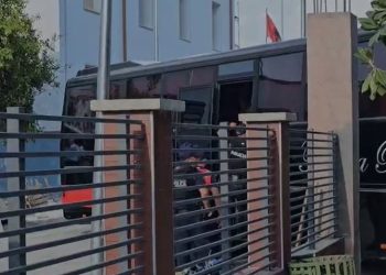 Aksioni antidrogë në Elbasan, të arrestuarit dërgohen në Tiranë me shoqërimin e forcave të shumta të sigurisë