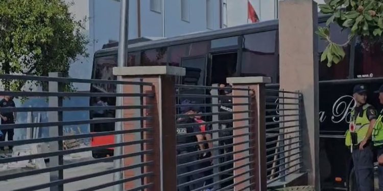 Aksioni antidrogë në Elbasan, të arrestuarit dërgohen në Tiranë me shoqërimin e forcave të shumta të sigurisë