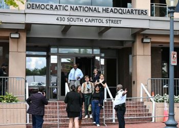 Alarm për bombë në zyrat e Demokratëve në Uashington, policia njofton banorët të qëndrojnë larg ndërtesës.