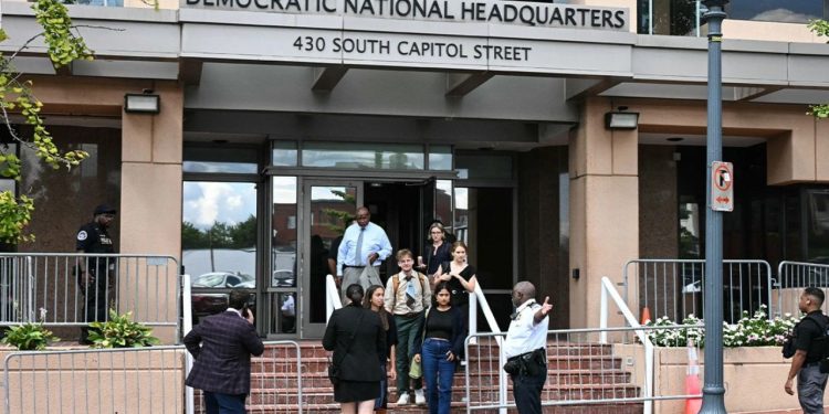 Alarm për bombë në zyrat e Demokratëve në Uashington, policia njofton banorët të qëndrojnë larg ndërtesës.