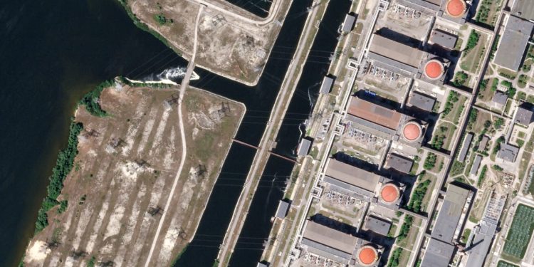 Alarm për rrezik të mundshëm bërthamor në Zaporizhia, stacioni humb energjinë nga jashtë pas sulmeve.