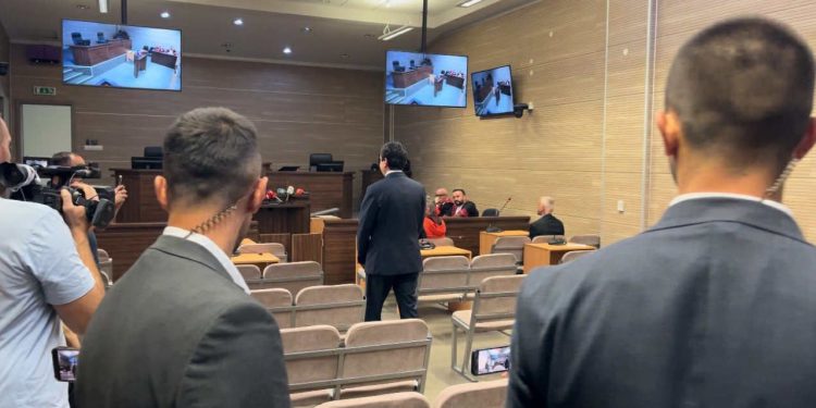 Albin Kurti paraqitet në Gjykatën Themelore të Prishtinës pas kërcënimeve nga ish-drejtuesi i organizatës së veteranëve të UÇK-së