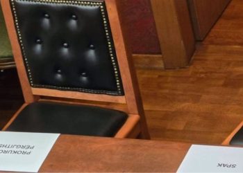 Altin Dumani dhe Olsian Çela nuk ishin prezent në fillimin e legjislaturës së re, duke lënë vendet e tyre në Kuvend të zbrazta.