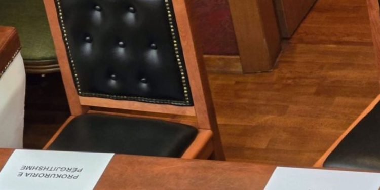 Altin Dumani dhe Olsian Çela nuk ishin prezent në fillimin e legjislaturës së re, duke lënë vendet e tyre në Kuvend të zbrazta.