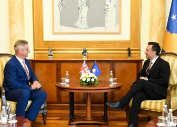 Ambasadorët e huaj takohet me kryetarin e ri të Parlamentit të Kosovës, diskutime mbi konstituimin e Kuvendit  
Ambasadori i Mbretërisë së Bashkuar dhe ai i Bashkimit Evropian në Prishtinë zhvilluan një takim me kryetarin e ri të Kuvendit të Kosovës, Dimal Basha. Gjatë takimit, ata diskutuan çështje të ndryshme, përfshirë konstituimin e organit ligjvënës, një temë që ka shkaktuar polemika.