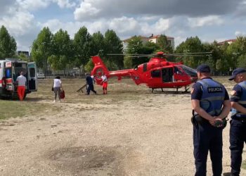 Ambasadori ukrainas në Shqipëri, Volodymyr Shukrov, udhëton me helikopter drejt Tiranës pas një infarkti në Voskopojë, bashkë me bashkëshorten e tij.