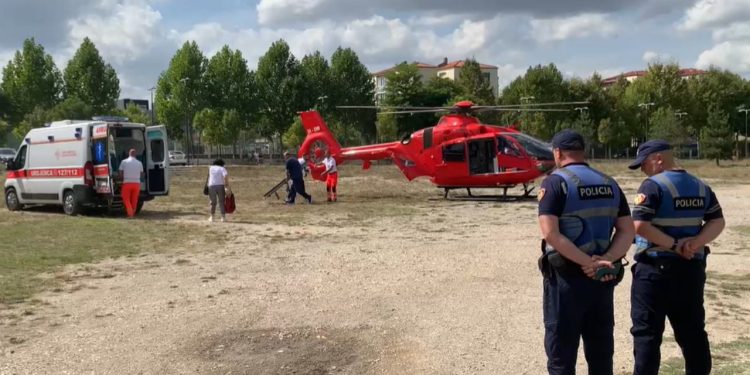 Ambasadori ukrainas në Shqipëri, Volodymyr Shukrov, udhëton me helikopter drejt Tiranës pas një infarkti në Voskopojë, bashkë me bashkëshorten e tij.