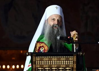 Analiza e DW: Liderët e Kishës Serbe në mbështetje të regjimit të Vuçiçit