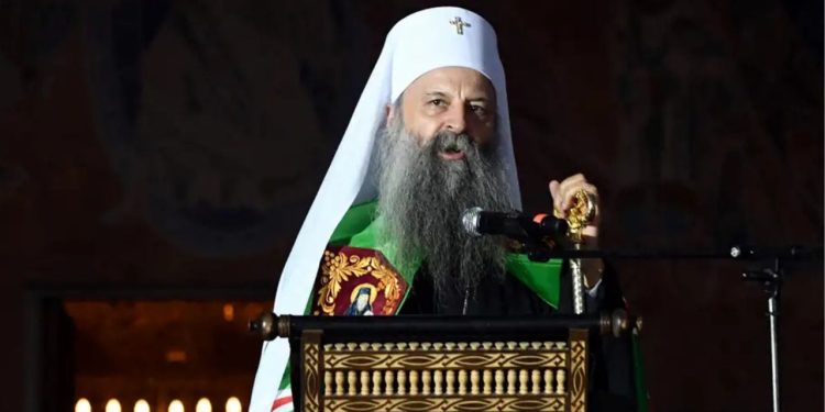 Analiza e DW: Liderët e Kishës Serbe në mbështetje të regjimit të Vuçiçit