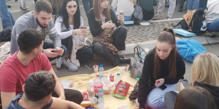 Analiza e DW mbi Procesin e Integrimit Europian: Si e shohin të rinjtë në Serbi Bashkimin Europian