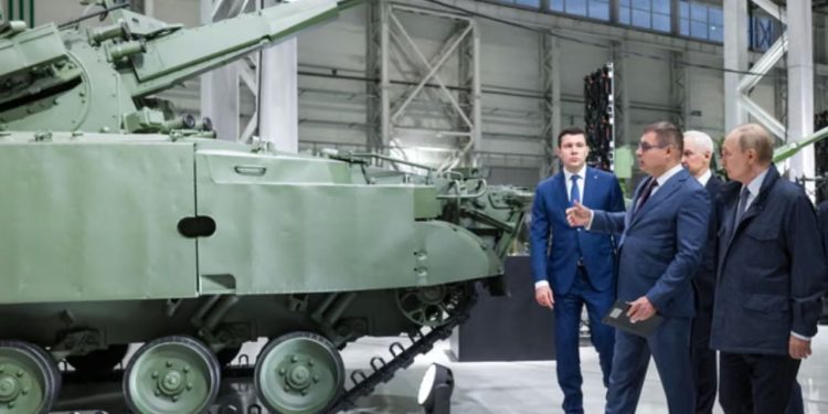 Analiza nga The Guardian: Trump thotë se ekonomia ruse është në kolaps dhe Ukraina mund të rikthejë territoret, ekspertët shprehin mendimet e tyre.