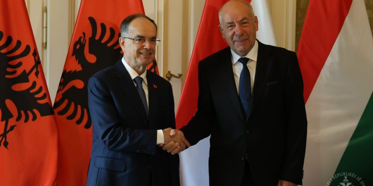 "Anëtarësimi i merituar" / Shqipëria siguron mbështetje nga Hungaria për anëtarësimin në BE, Begaj takohet me homologun e tij Sulyok.