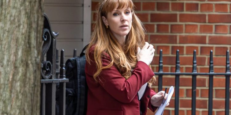 Angela Rayner jep dorëheqjen pas skandalit të taksave: Historia e saj e vështirë nga nënësia e hershme deri te djali i sëmurë dhe si e ndikoi këtë në imazhin e saj.