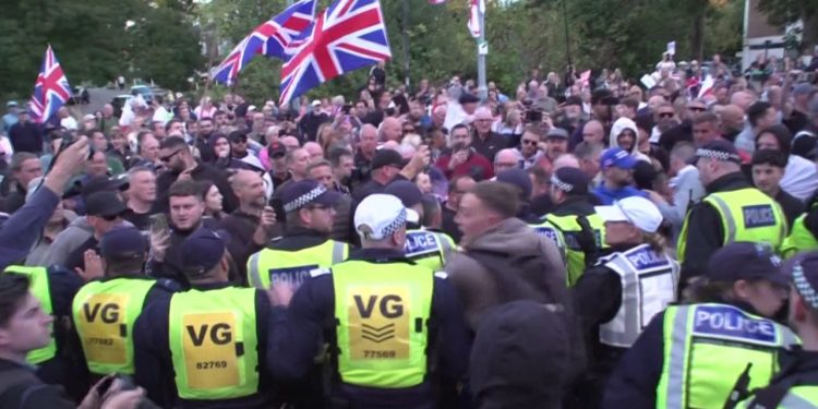 Angli/ Strehimi i azilkërkuesve: Do të qëndrojnë në kazerma