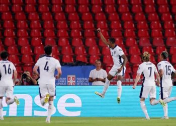 Anglia ofron ndihmë për Shqipërinë, Tre Luanët i japin një goditje Serbisë në Beograd