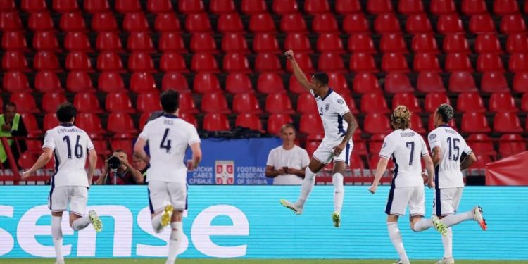 Anglia ofron ndihmë për Shqipërinë, Tre Luanët i japin një goditje Serbisë në Beograd