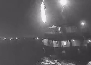 “Anija me Greta Thunberg në bord përfshihet nga flakët pas një sulmi me dron në ujërat e Tunizisë, por autoritetet mohojnë se ka pasur një incident të tillë.”