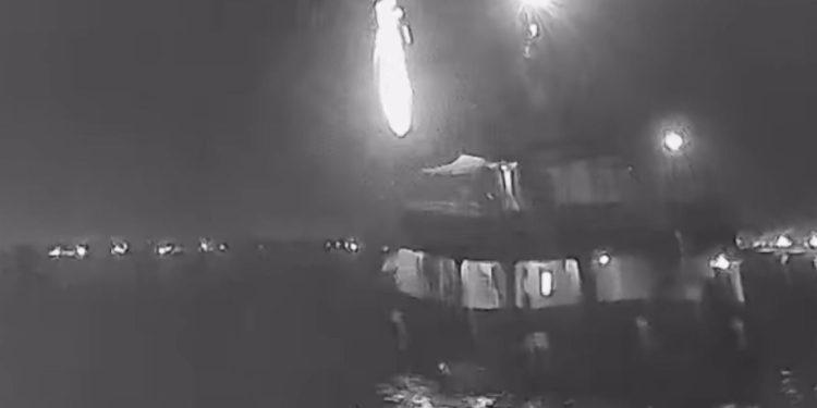 “Anija me Greta Thunberg në bord përfshihet nga flakët pas një sulmi me dron në ujërat e Tunizisë, por autoritetet mohojnë se ka pasur një incident të tillë.”