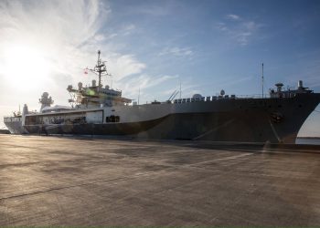 Anija ushtarake amerikane kryen ndalesën e saj të parë në Porto Romano, ambasada e SHBA në Tiranë: Kjo është një fazë e re e mirëpritur në modernizimin e forcave të armatosura të Shqipërisë.