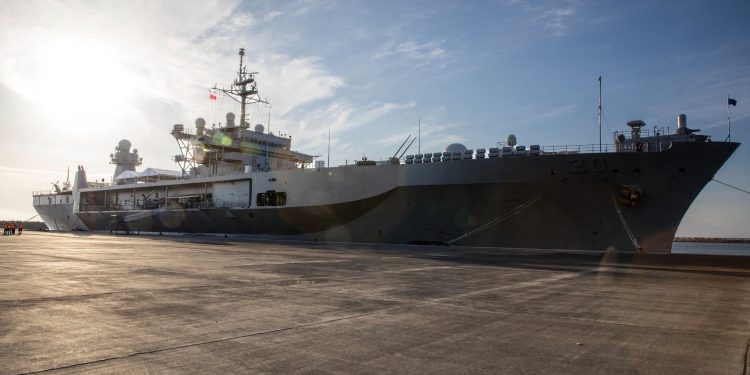 Anija ushtarake amerikane kryen ndalesën e saj të parë në Porto Romano, ambasada e SHBA në Tiranë: Kjo është një fazë e re e mirëpritur në modernizimin e forcave të armatosura të Shqipërisë.