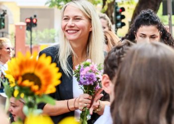 Anuela Ristani, e emëruar kryetare, inspekton përfundimin e rrugës pranë Shkollës së Kosovës: Do të bëjmë ndërhyrje në 20 rrugë të tjera afër shkollave.