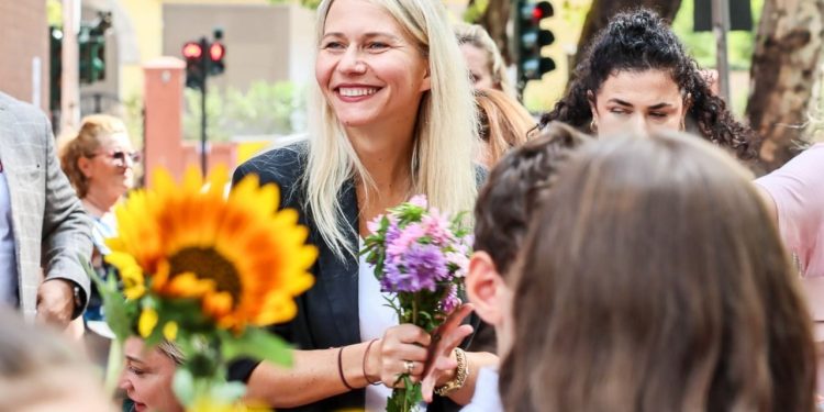 Anuela Ristani inspekton përfundimin e rrugës pranë Shkollës “Kosova”: Do të ndërhyjmë në 20 rrugë të tjera gjithashtu.