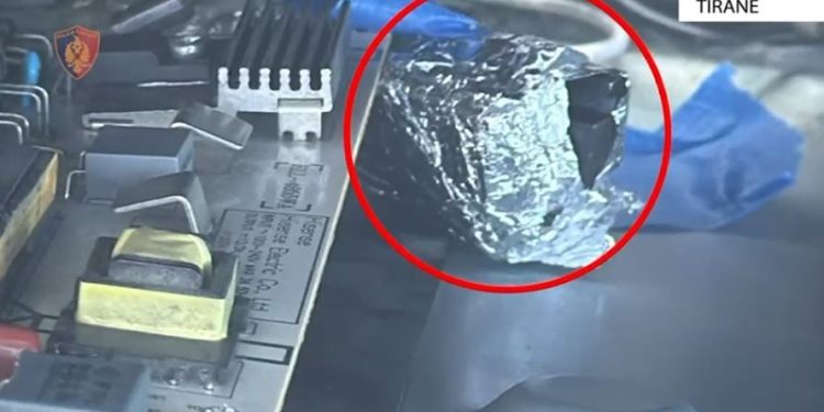 Arrestohet grupi kriminal në Shkodër, u kapen armët dhe po dërgoheshin me kamion në Angli - dy të ndaluar.