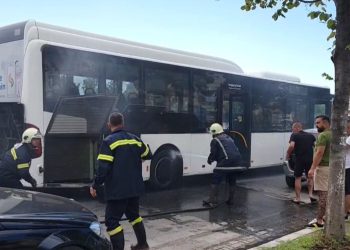 Autobusi i linjës Durrës-Plazh kap flakë gjatë lëvizjes, pasagjerët dalin menjëherë në siguri.