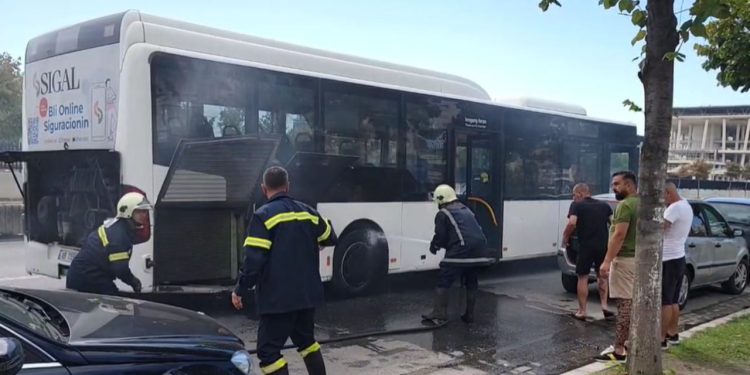 Autobusi i linjës Durrës-Plazh kap flakë gjatë lëvizjes, pasagjerët dalin menjëherë në siguri.