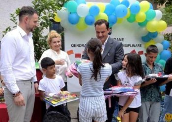 Bashkia Tiranë ofron çanta dhe mjete shkollore për fëmijët në nevojë; Nënkryetari Sulaj: "Do t'ju mbajmë gjithmonë në qendër të vëmendjes."