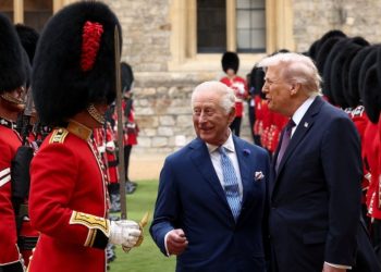 Batuta e Mbretit Charles që shkaktoi të qeshura tek Trumpi, specialistët e gjuhës së trupit analizojnë bisedën mes tyre