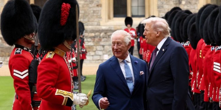 Batuta e Mbretit Charles që shkaktoi të qeshura tek Trumpi, specialistët e gjuhës së trupit analizojnë bisedën mes tyre